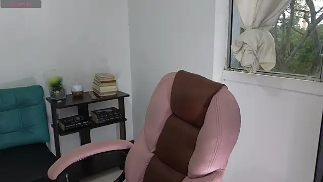 Snapshot of atenea_02_love chatting on May 25, 10:05 pm atenea 02 love online show from May 25, 10:05 pm