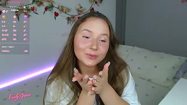 Snapshot of EmilyxxGraces chatting on June 13, 11:24 pm EmilyxxGraces online show from June 13, 11:24 pm