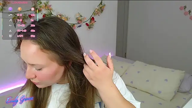 Snapshot of EmilyxxGraces chatting on August 4, 12:25 am EmilyxxGraces online show from August 4, 12:25 am