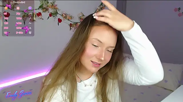 Snapshot of EmilyxxGraces chatting on August 4, 11:07 pm EmilyxxGraces online show from August 4, 11:07 pm