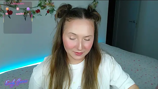 Snapshot of EmilyxxGraces chatting on August 8, 8:33 pm EmilyxxGraces online show from August 8, 8:33 pm