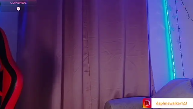 Daphnewalker   online show from January 12, 11:15 am