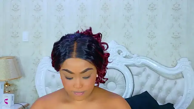 Snapshot of TianahGlow chatting on November 6, 8:32 pm TianahGlow online show from November 6, 8:32 pm