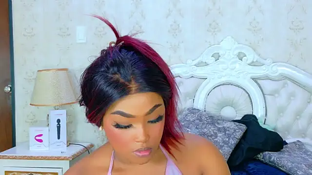 Snapshot of TianahGlow chatting on November 11, 8:42 pm TianahGlow online show from November 11, 8:42 pm