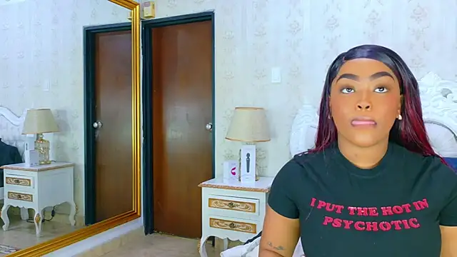 Snapshot of TianahGlow chatting on November 19, 8:20 pm TianahGlow online show from November 19, 8:20 pm