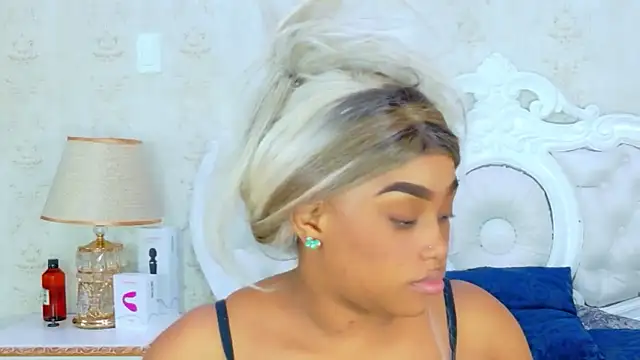 Snapshot of TianahGlow chatting on December 4, 9:23 pm TianahGlow online show from December 4, 9:23 pm