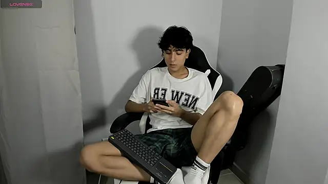 Snapshot of salvatore_montt chatting on February 16, 12:41 am salvatore montt online show from February 16, 12:41 am