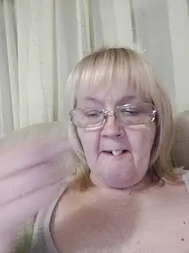 Snapshot of Violet5364 chatting on December 3, 8:29 pm Violet5364 online show from December 3, 8:29 pm