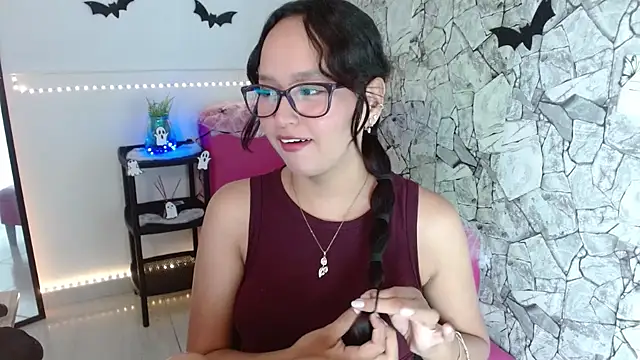 Emilybateee online show from October 17, 4:31 pm