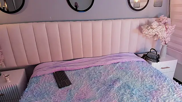 Snapshot of alice_lodge chatting on December 1, 3:22 am alice lodge online show from December 1, 3:22 am