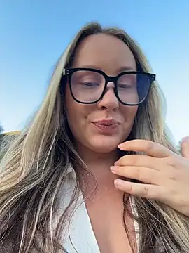 Snapshot of Mona_Plus chatting on May 29, 6:17 pm Mona Plus online show from May 29, 6:17 pm