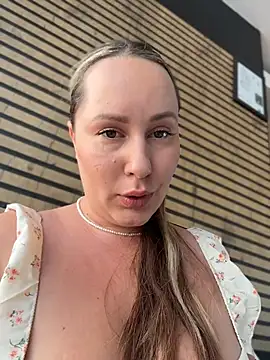 Snapshot of Mona_Plus chatting on May 31, 9:16 am Mona Plus online show from May 31, 9:16 am