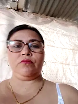 Snapshot of promiscuous-indecent-momm chatting on February 14, 1:40 pm promiscuous-indecent-momm online show from February 14, 1:40 pm