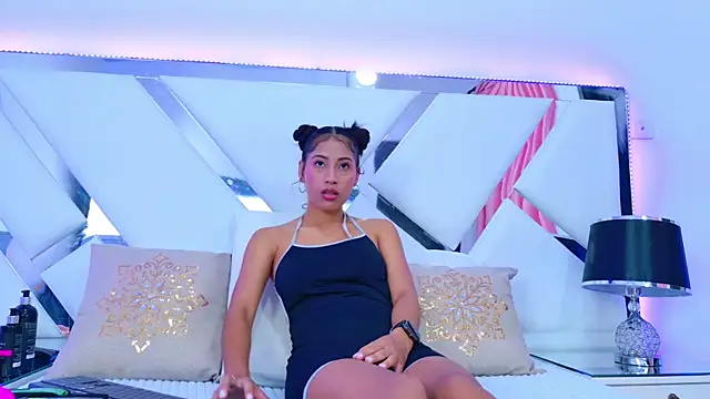 Snapshot of YesyHills chatting on February 20, 6:57 pm YesyHills online show from February 20, 6:57 pm