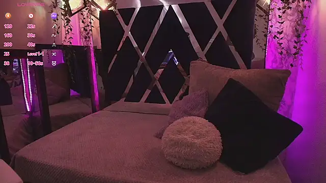 Snapshot of charlotte_bluee chatting on September 15, 6:52 pm charlotte bluee online show from September 15, 6:52 pm