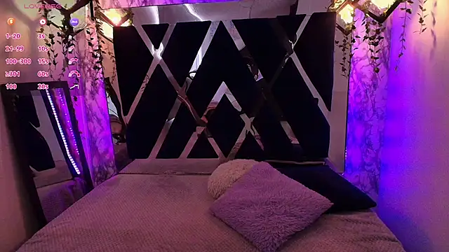 Snapshot of charlotte_bluee chatting on September 24, 6:44 pm charlotte bluee online show from September 24, 6:44 pm