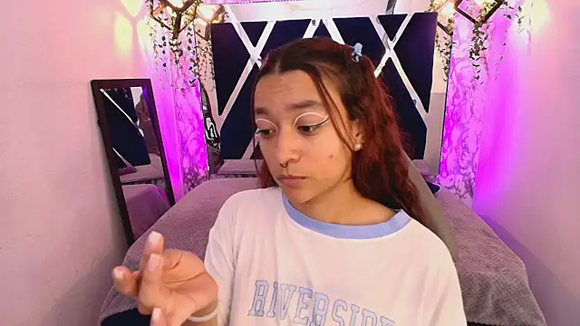 Snapshot of charlotte_bluee chatting on November 8, 4:18 pm charlotte bluee online show from November 8, 4:18 pm