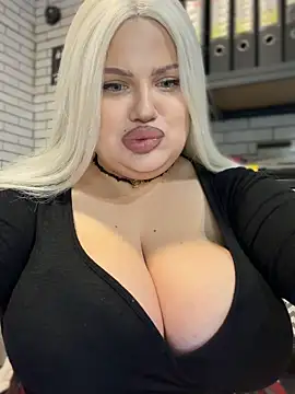 Snapshot of Eliaden chatting on October 31, 2:45 am Eliaden online show from October 31, 2:45 am