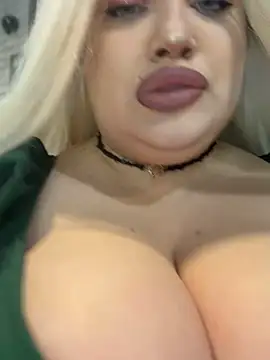 Snapshot of Eliaden chatting on December 1, 3:22 am Eliaden online show from December 1, 3:22 am