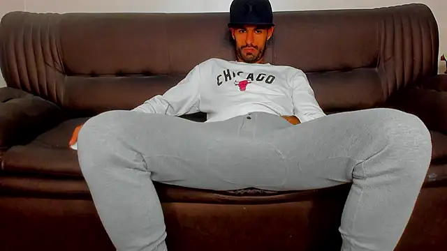 Snapshot of sexyhotmusclesforyou1 chatting on October 11, 8:24 am sexyhotmusclesforyou1 online show from October 11, 8:24 am