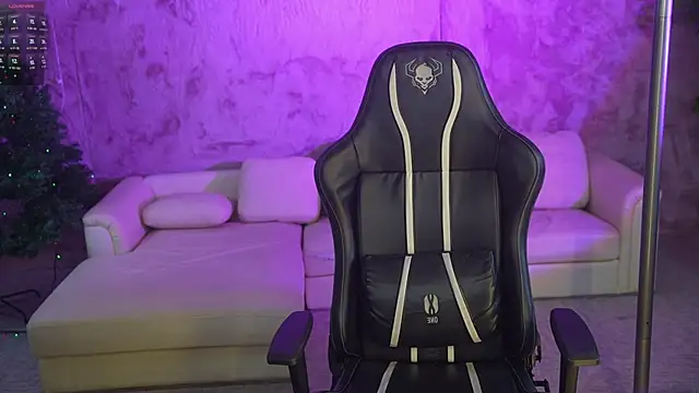 Snapshot of Layla_Sweet_ chatting on December 16, 7:30 pm Layla Sweet online show from December 16, 7:30 pm