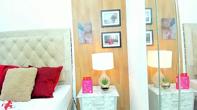 Snapshot of KimberlyBigBoobs chatting on October 29, 10:22 pm KimberlyBigBoobs online show from October 29, 10:22 pm