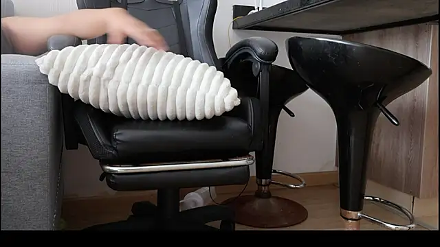 Snapshot of Karla_Stein2025 chatting on December 14, 4:01 pm Karla Stein2025 online show from December 14, 4:01 pm