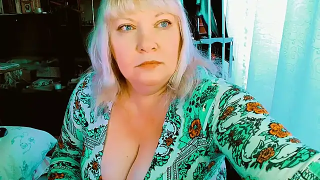 Snapshot of FlowerButterf chatting on October 4, 4:10 am FlowerButterf online show from October 4, 4:10 am