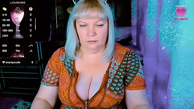 Snapshot of FlowerButterf chatting on December 13, 10:26 pm FlowerButterf online show from December 13, 10:26 pm