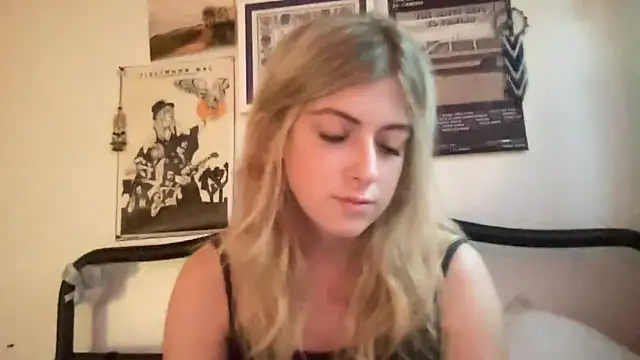 Snapshot of sinfulblonde1 chatting on February 18, 10:58 pm sinfulblonde1 online show from February 18, 10:58 pm