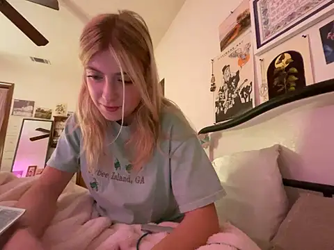 Snapshot of sinfulblonde1 chatting on February 19, 2:23 am sinfulblonde1 online show from February 19, 2:23 am