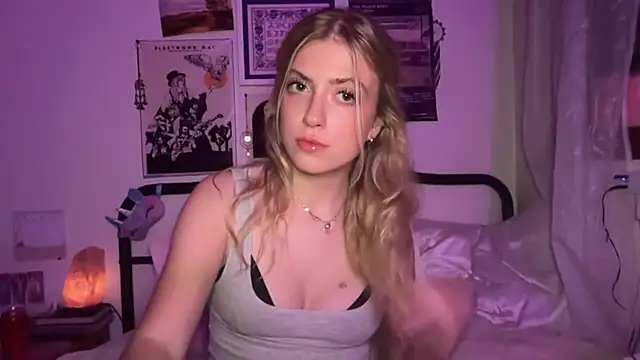 Snapshot of sinfulblonde1 chatting on March 20, 4:40 am sinfulblonde1 online show from March 20, 4:40 am