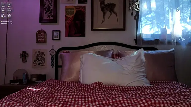 Snapshot of sinfulblonde1 chatting on November 10, 9:58 pm sinfulblonde1 online show from November 10, 9:58 pm