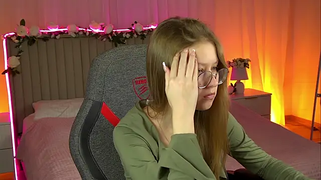 Snapshot of EveMundie chatting on October 24, 6:32 am EveMundie online show from October 24, 6:32 am