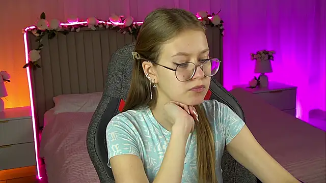 Snapshot of EveMundie chatting on October 25, 12:45 pm EveMundie online show from October 25, 12:45 pm