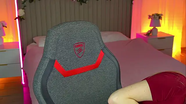 Snapshot of EveMundie chatting on October 28, 12:09 pm EveMundie online show from October 28, 12:09 pm