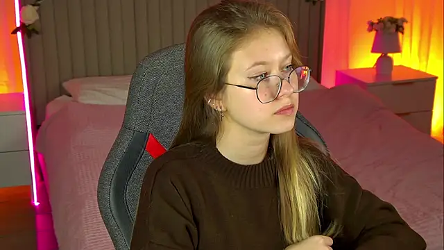 Snapshot of EveMundie chatting on October 30, 1:23 pm EveMundie online show from October 30, 1:23 pm