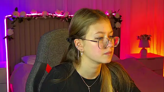 Snapshot of EveMundie chatting on October 31, 9:21 am EveMundie online show from October 31, 9:21 am