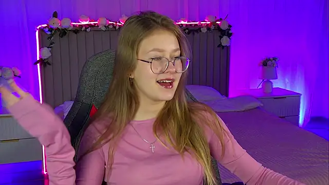 Snapshot of EveMundie chatting on November 8, 12:27 pm EveMundie online show from November 8, 12:27 pm