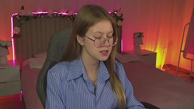 Snapshot of EveMundie chatting on November 13, 12:59 pm EveMundie online show from November 13, 12:59 pm