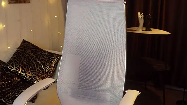 Snapshot of EveMundie chatting on December 15, 6:28 am EveMundie online show from December 15, 6:28 am