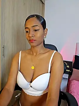 Snapshot of PhoenixZoantharia chatting on February 19, 2:33 am PhoenixZoantharia online show from February 19, 2:33 am