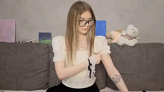 CarolinePepper online show from May 23, 1:48 pm