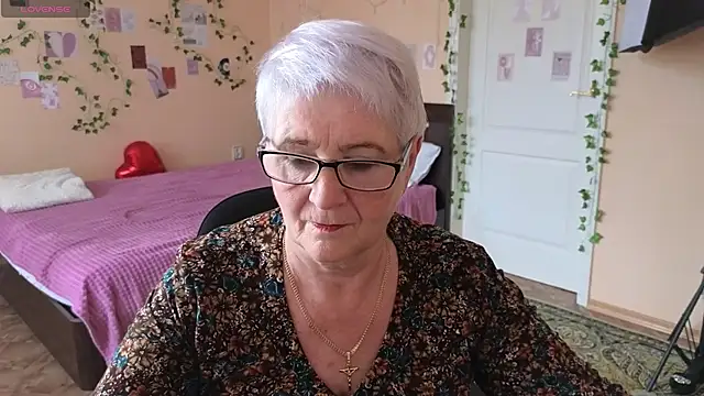 Sandra Snowflake online show from June 3, 11:35 am