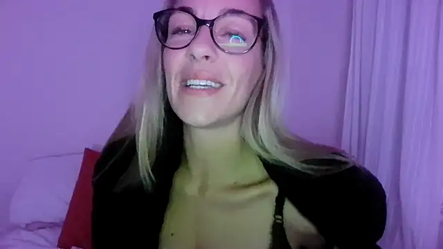 Snapshot of Edenfox- chatting on October 25, 8:58 pm Edenfox- online show from October 25, 8:58 pm