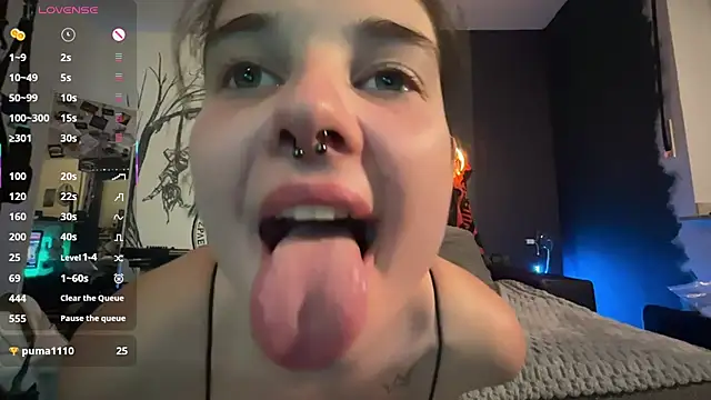 Snapshot of Bloody_Diamond chatting on October 3, 6:32 am Bloody Diamond online show from October 3, 6:32 am