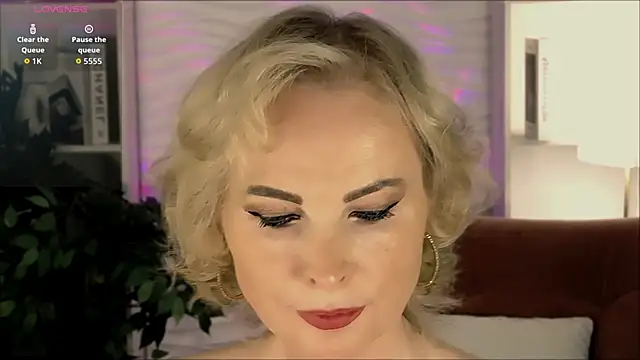 Snapshot of Sandra_Kind chatting on October 24, 5:37 am Sandra Kind online show from October 24, 5:37 am