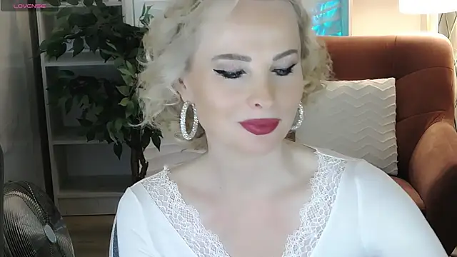 Snapshot of Sandra_Kind chatting on December 14, 5:57 am Sandra Kind online show from December 14, 5:57 am