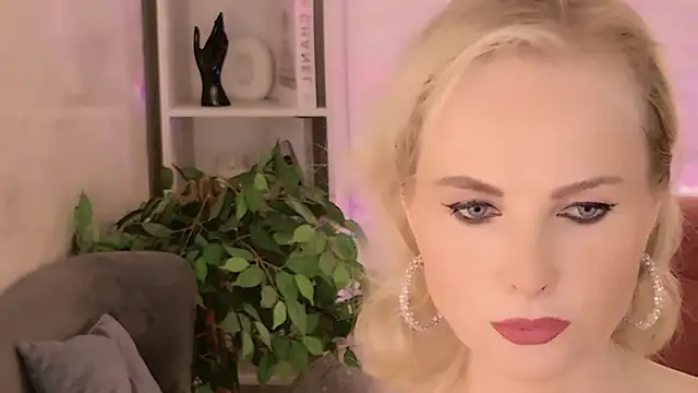 Snapshot of Sandra_Kind chatting on June 5, 6:52 am Sandra Kind online show from June 5, 6:52 am