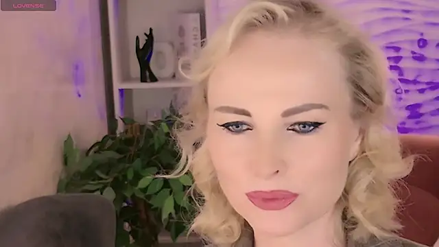 Snapshot of Sandra_Kind chatting on June 6, 5:23 am Sandra Kind online show from June 6, 5:23 am